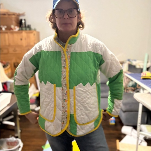 Size medium/large custom repurposed quilted jacket. Quilt is vintage. - Picture 6 of 6
